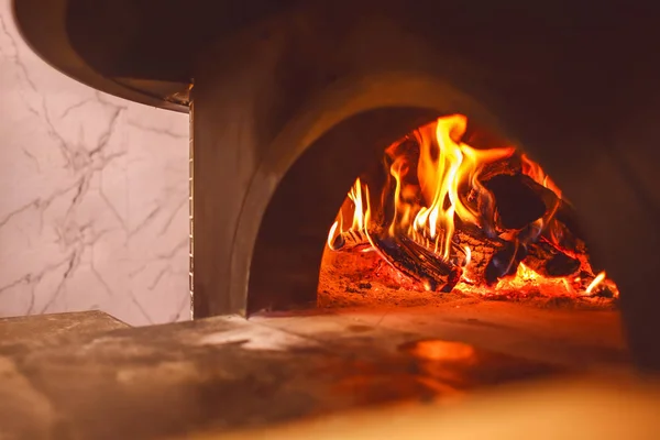 Brennholz Traditionellem Ofen Restaurantküche Verbrennen — Stockfoto