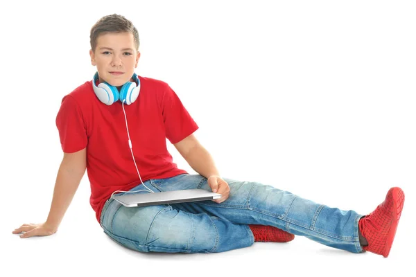Adolescente con portátil y auriculares sobre fondo blanco — Foto de Stock