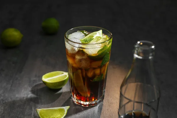 Bicchiere Con Cuba Libre Cocktail Bottiglia Cola Sul Tavolo — Foto Stock