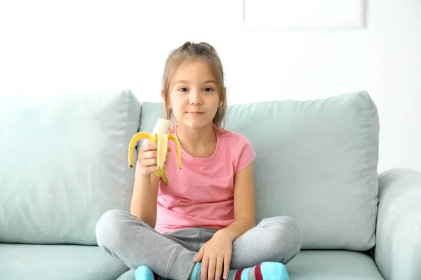 Menina Bonito Comer Banana Casa — Fotografia de Stock