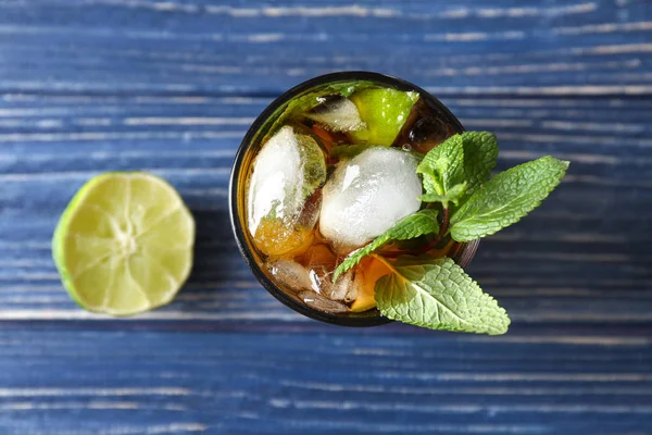 Glas Van Cuba Libre Cocktail Houten Tafel — Stockfoto