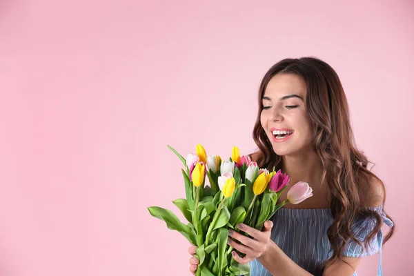 Hermosa Mujer Sosteniendo Ramo Tulipanes Sobre Fondo Color — Foto de Stock