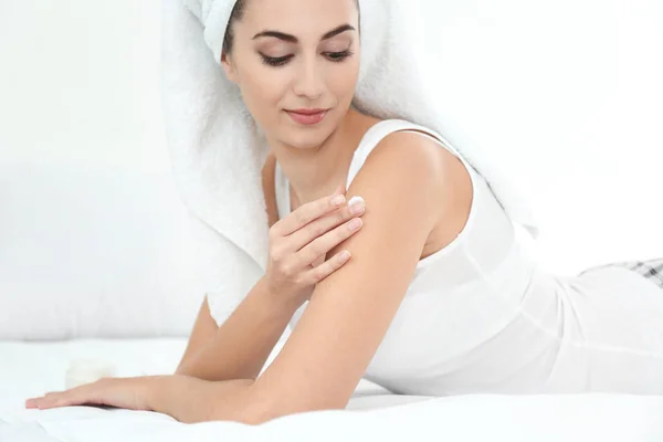 Young Woman Applying Body Cream Home — Stock Photo, Image