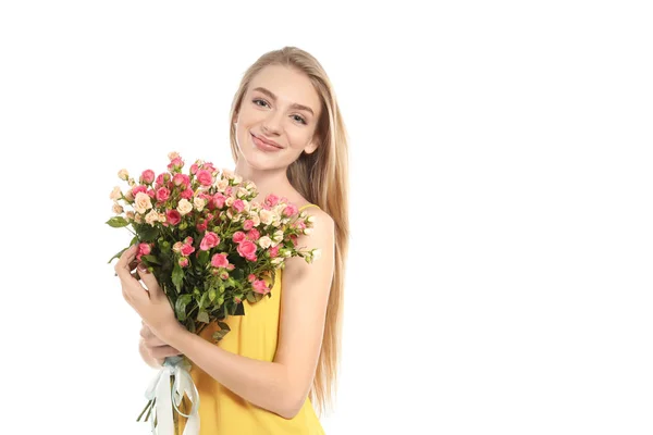 白い背景にバラの花束を持つ美しい若い女性 — ストック写真