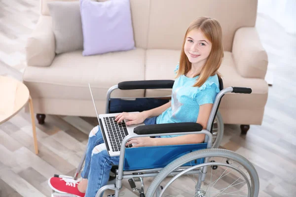 Adolescente Cadeira Rodas Usando Laptop Dentro Casa — Fotografia de Stock