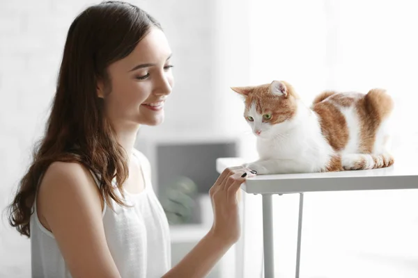 Vacker Ung Kvinna Med Söt Katt Hemma — Stockfoto