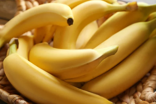 Ripe Bananas Wicker Tray Closeup — Stock Photo, Image