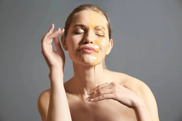 Junge Frau Mit Honig Gesicht Vor Grauem Hintergrund Hautbehandlung — Stockfoto
