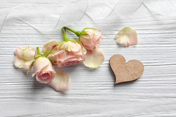 白色木制背景下的心和美丽的花朵组成 — 图库照片