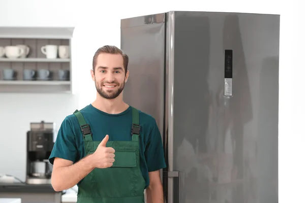 냉장고 실내의 성공적인 기술자 — 스톡 사진