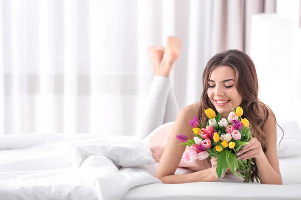 Mooie Vrouw Met Boeket Tulpen Bed Thuis — Stockfoto