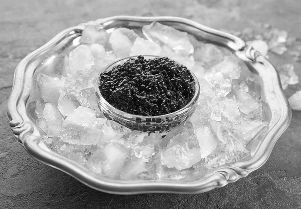 Buz Üstünde Metal Tepsi Ile Siyah Havyar Servis — Stok fotoğraf