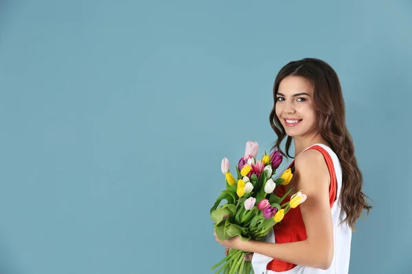 Mulher Bonita Segurando Buquê Tulipas Fundo Cor — Fotografia de Stock