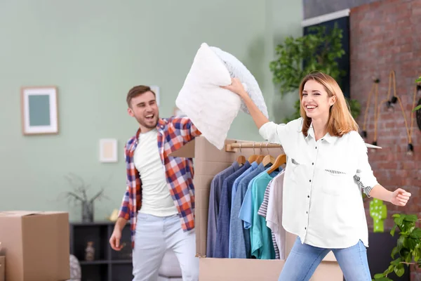 Pareja Joven Jugando Pelea Almohadas Cerca Cajas Armario Día Movimiento — Foto de Stock