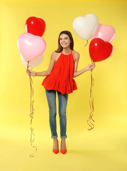 浪漫的年轻女子与心形气球情人节颜色背景 — 图库照片