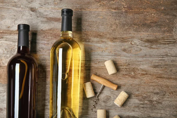 Flaschen Wein Und Korken Auf Hölzernem Hintergrund — Stockfoto