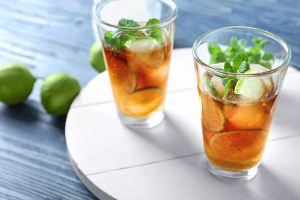 Glasögon Med Cuba Libre Cocktail Träskiva — Stockfoto