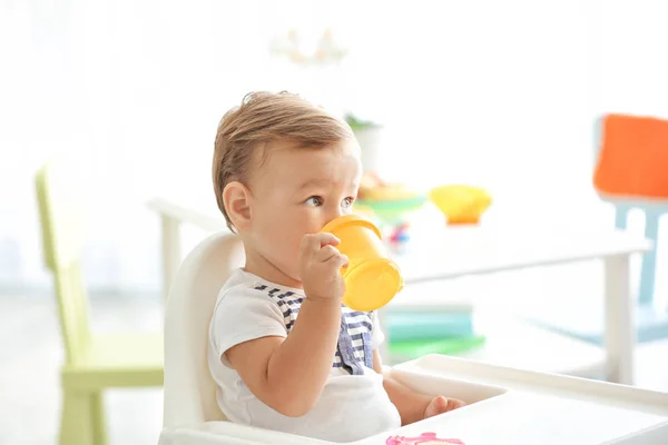 Bedårande Barn Dricka Flaskan När Man Sitter Barnstol Hemma — Stockfoto