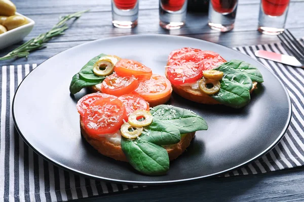 Smakelijke Bruschettas Met Tomaten Olijven Plaat — Stockfoto