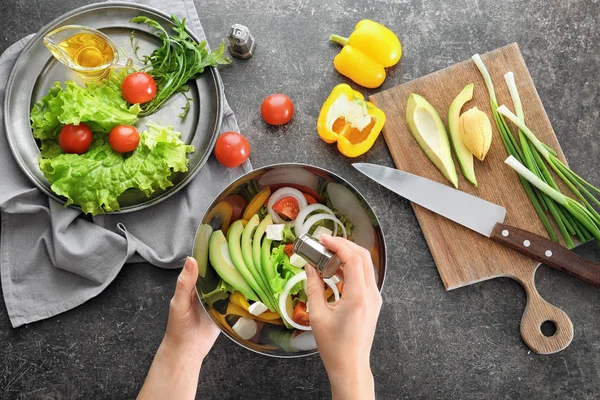 Mujer Preparando Sabrosa Ensalada Verduras Mesa —  Fotos de Stock