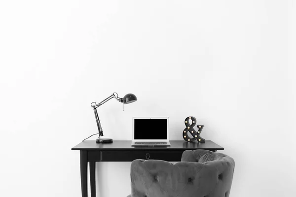 Komfortabler Arbeitsplatz Mit Laptop Schreibtisch Vor Weißer Wand — Stockfoto