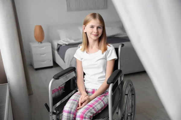 室内での車椅子の十代の少女 — ストック写真