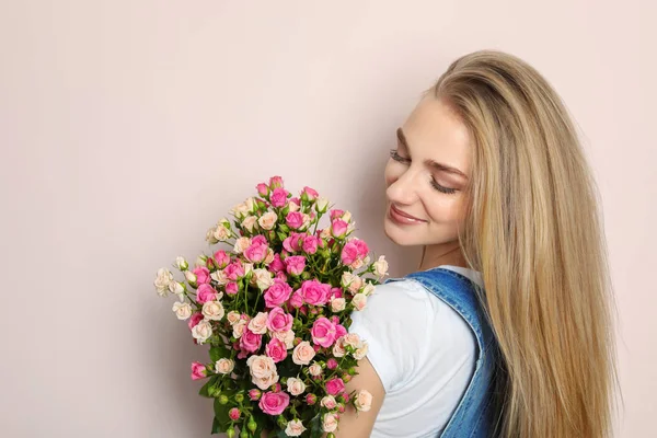 Krásná Mladá Žena Kyticí Růží Barevném Pozadí — Stock fotografie