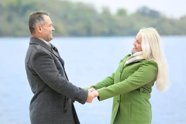 Glückliches Reifes Paar Hält Händchen Flussufer — Stockfoto