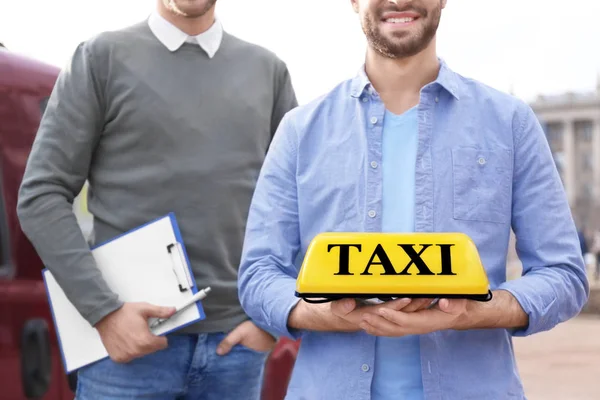 Instructeur Conduite Stagiaire Avec Panneau Toit Taxi Extérieur Gros Plan — Photo