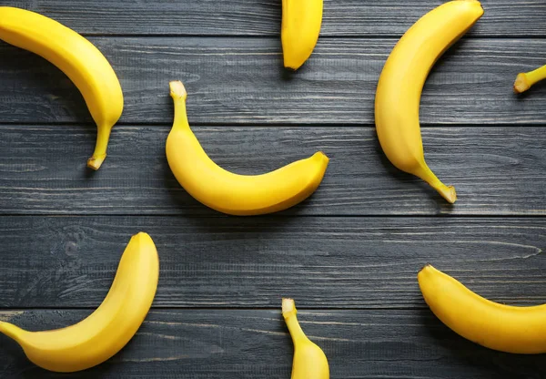 Спелые Бананы Деревянном Фоне — стоковое фото