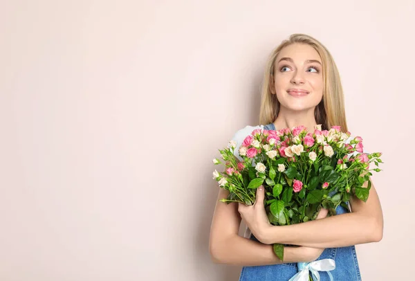 Mulher Bonita Com Buquê Rosas Fundo Cor — Fotografia de Stock