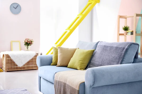 Wohnzimmereinrichtung Mit Bequemer Couch Und Weichen Kissen — Stockfoto