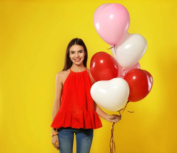 Romantica Giovane Donna Con Palloncini Forma Cuore San Valentino Sullo — Foto Stock