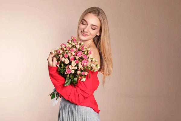 Όμορφη Νεαρή Γυναίκα Μπουκέτο Τριαντάφυλλα Στο Φόντο Χρώμα — Φωτογραφία Αρχείου
