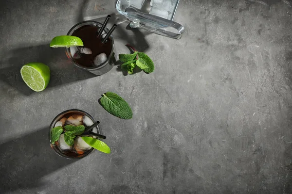 Dos Vasos Con Cóctel Cuba Libre Mesa —  Fotos de Stock