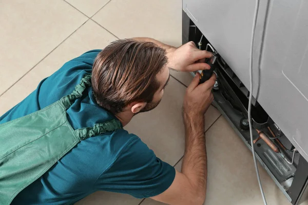 Maschio Tecnico Riparazione Frigorifero All Interno — Foto Stock