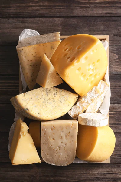 Sandık Ahşap Arka Plan Üstten Görünüm Üzerinde Beyaz Peynir Çeşitleri — Stok fotoğraf