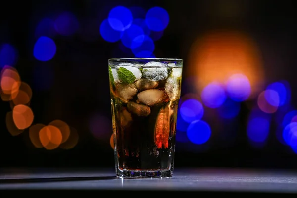 Glas Met Cuba Libre Cocktail Tafel Tegen Onscherpe Achtergrond — Stockfoto