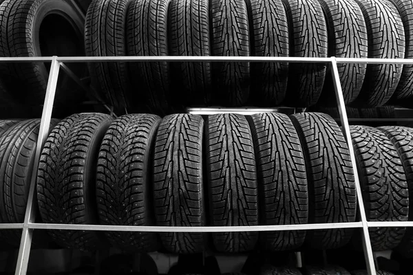 汽车轮胎货架 — 图库照片