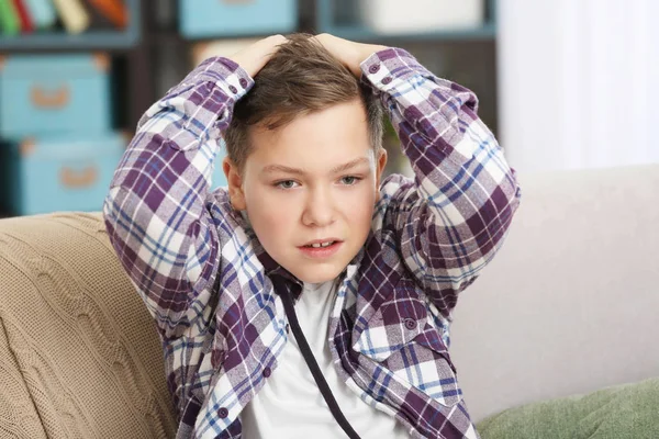 屋内でのカジュアルな服で動揺の 10 代の少年 — ストック写真