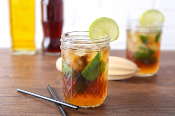 Bicchieri Con Cuba Libre Cocktail Sul Tavolo Legno — Foto Stock