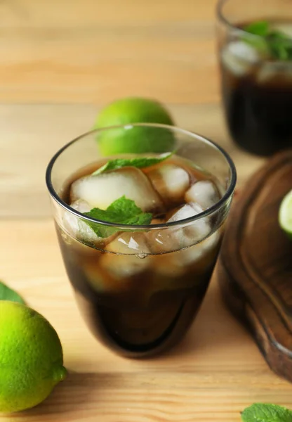 Sklo Cuba Libre Cocktail Dřevěné Pozadí — Stock fotografie