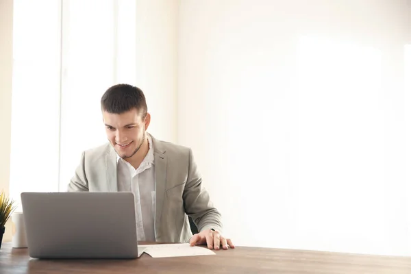 Junger Mann Benutzt Laptop Hause — Stockfoto