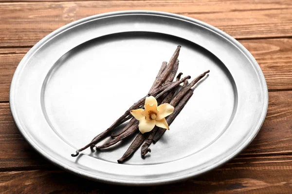 Metal Plate Vanilla Sticks Flower Wooden Background — Stock Photo, Image
