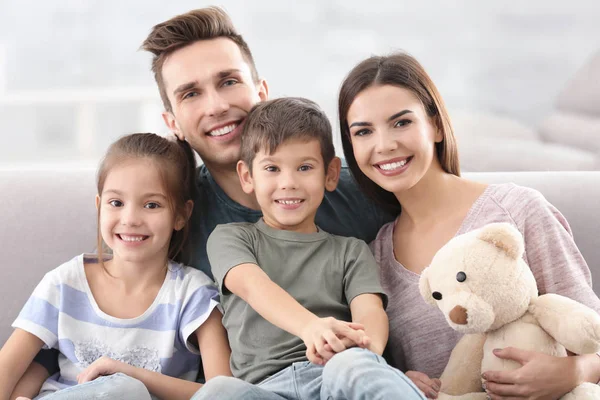 Gelukkige Familie Met Kleine Kinderen Thuis — Stockfoto