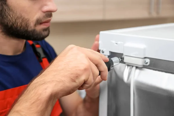 Técnico Masculino Reparando Geladeira Close — Fotografia de Stock