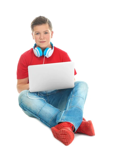 Teenager mit Laptop und Kopfhörer auf weißem Hintergrund — Stockfoto