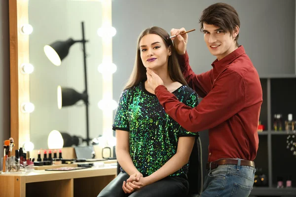 Artiste Professionnel Créant Maquillage Pour Beau Modèle Dans Chambre — Photo