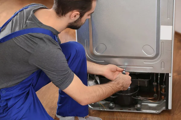 Erkek Teknisyen Tamir Buzdolabı Kapalı — Stok fotoğraf