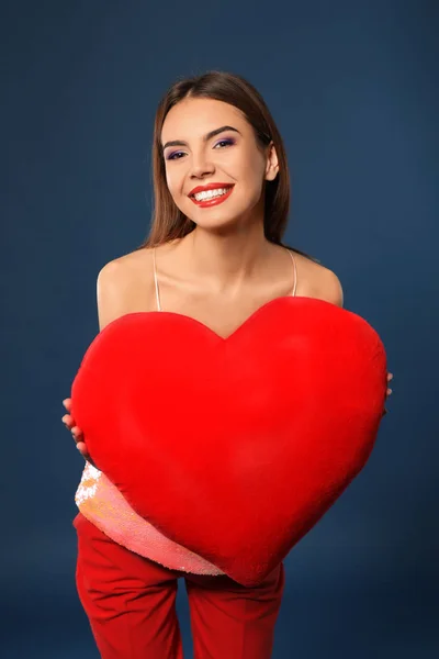 Mujer Joven Romántica Con Almohada Forma Corazón Sobre Fondo Color — Foto de Stock